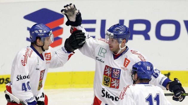 Český hokejista Josef Vašíček oslavuje se spoluhráči Petrem Kumstátem (40) a Petrem Hubáčkem (11) gól v utkání proti Švédsku. Český hokejista Josef Vašíček oslavuje se spoluhráči Petrem Kumstátem (40) a Petrem Hubáčkem (11) gól v utkání proti Švédsku.