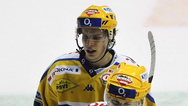 Zlínští Pavel Kubiš (vpředu) a Roman Vlach se radují z branky. Zlínští Pavel Kubiš (vpředu) a Roman Vlach se radují z branky.