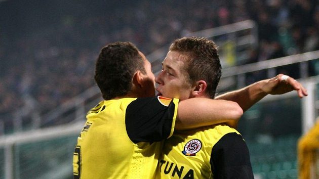 Jakub Podaný (vlevo) gratuluje Juraji Kuckovi ke gólu, kterým v Palermu posnul Spartu do jarních bojů Evropské ligy. Letenští se tak mohou těšit na zvučného soupeře. Jakub Podaný (vlevo) gratuluje Juraji Kuckovi ke gólu, kterým v Palermu posnul Spartu do jarních bojů Evropské ligy. Letenští se tak mohou těšit na zvučného soupeře.