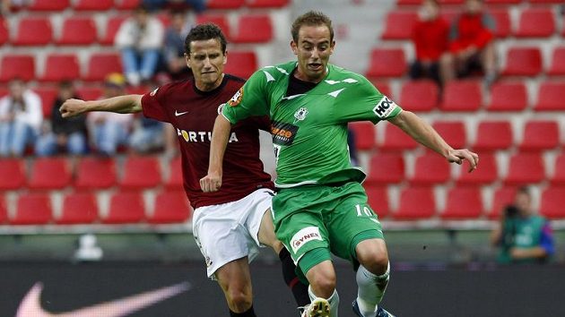Jablonecký Tomáš Jablonský uniká sparťanovi Igoru Žofčákovi Jablonecký Tomáš Jablonský uniká sparťanovi Igoru Žofčákovi