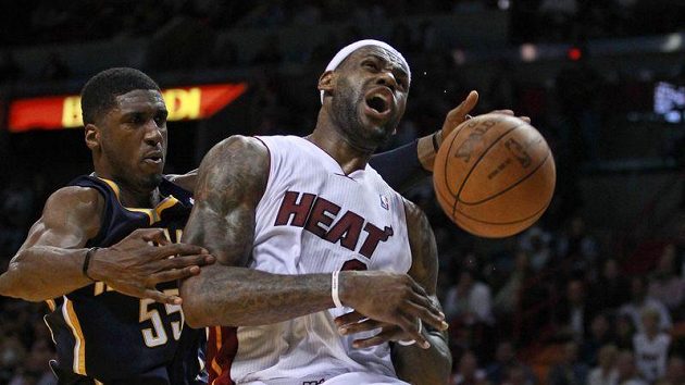 LeBron James (vpravo) byl v zápase s Indianou k neudržení. LeBron James (vpravo) byl v zápase s Indianou k neudržení.