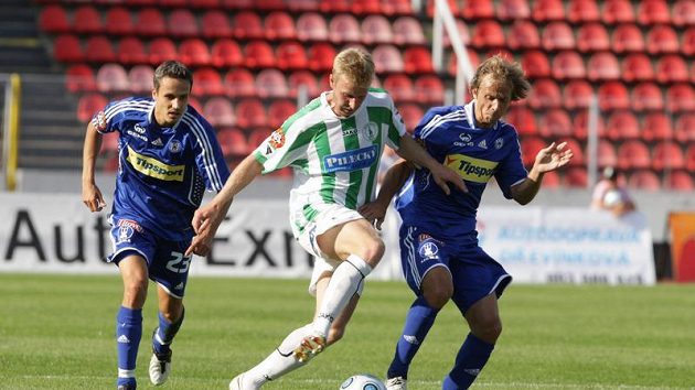 David Zoubek ještě v dresu Bohemians Praha (uprostřed) se snaží obejít Rudolfa Otepku z Olomouce (vpravo). David Zoubek ještě v dresu Bohemians Praha (uprostřed) se snaží obejít Rudolfa Otepku z Olomouce (vpravo).