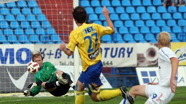 Zleva brankář Baníku Vít Baránek, David Kalivoda z Teplic a ostravský Michal Frydrych. Zleva brankář Baníku Vít Baránek, David Kalivoda z Teplic a ostravský Michal Frydrych.