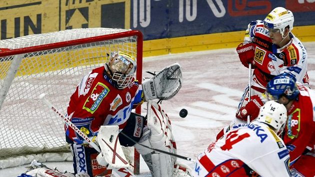 Brankář Pardubic Dominik Hašek v utkání proti Slavii. Brankář Pardubic Dominik Hašek v utkání proti Slavii.