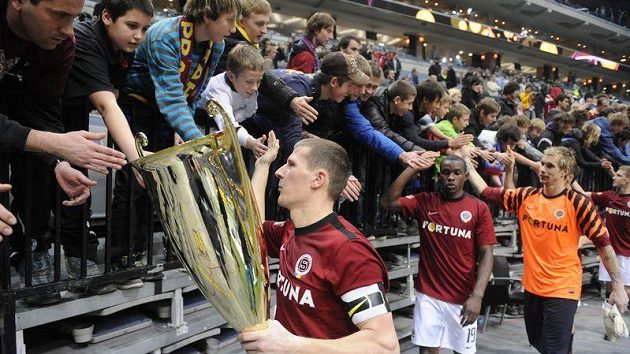 Manuel Pamič jako kapitán Sparty s pohárem pro druhý tým halového turnaje Fortuna Víkend šampionů. Manuel Pamič jako kapitán Sparty s pohárem pro druhý tým halového turnaje Fortuna Víkend šampionů.
