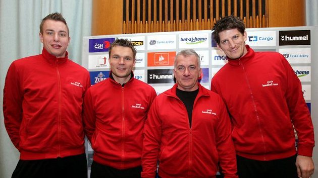 Čeští házenkáři. Zleva: Filip Jícha, Karel Nocar, trenér Martin Lipták a Daniel Kubeš. Čeští házenkáři. Zleva: Filip Jícha, Karel Nocar, trenér Martin Lipták a Daniel Kubeš.