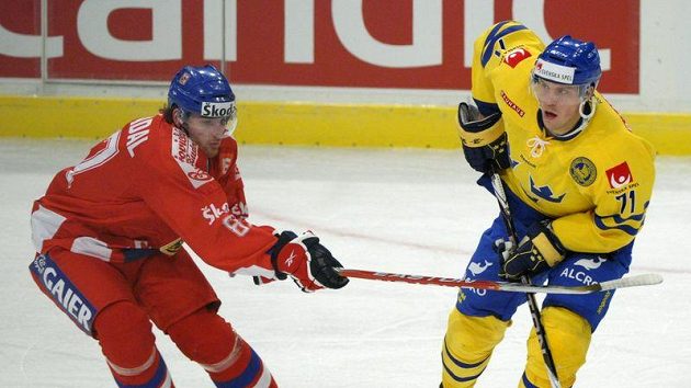 Jakub Nakládal (vlevo) brání Švéda Jonase Anderssona Jakub Nakládal (vlevo) brání Švéda Jonase Anderssona