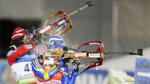 Švédská biatlonistka Anna Carin Zideková střílí při závodě na 15 kilometrů v Östersundu. Za ní se ke střelbě připravuje Češka Veronika Vítková. Švédská biatlonistka Anna Carin Zideková střílí při závodě na 15 kilometrů v Östersundu. Za ní se ke střelbě připravuje Češka Veronika Vítková.