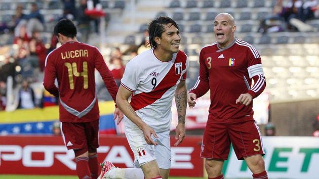 Paolo Guerrero vsřelil tři góly a byl hlavním tahounem Peru za třetím místem na Copa Amerika, Venezuela prohrála 1:4. Paolo Guerrero vsřelil tři góly a byl hlavním tahounem Peru za třetím místem na Copa Amerika, Venezuela prohrála 1:4.