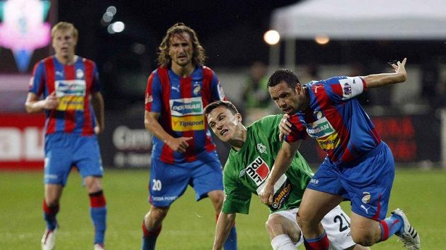 Kapitán Plzně Pavel Horváth (vpravo) v souboji s Davidem Lafatou z Jablonce. Kapitán Plzně Pavel Horváth (vpravo) v souboji s Davidem Lafatou z Jablonce.