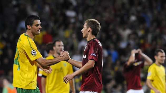 Tomáš Oravec ze Žiliny (vlevo) si podává ruku s Kadeřábkem ze Sparty Tomáš Oravec ze Žiliny (vlevo) si podává ruku s Kadeřábkem ze Sparty