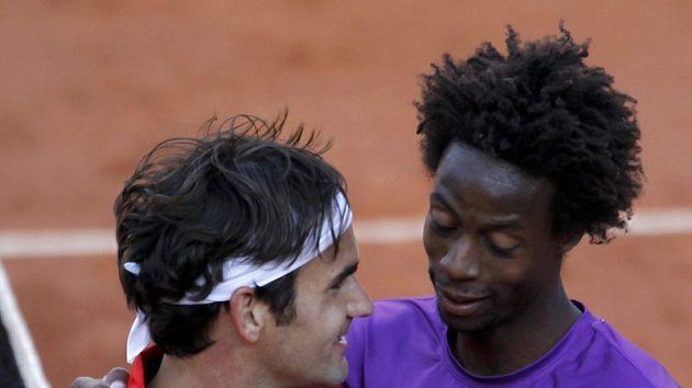 Roger Federer (vlevo) s Gaelem Monfilsem na French Open Roger Federer (vlevo) s Gaelem Monfilsem na French Open