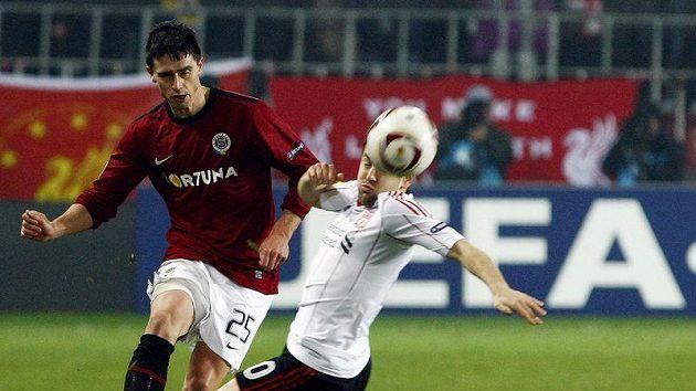 Sparťan Kamil Vacek (vlevo) střílí přes Joe Colea z Liverpoolu. Sparťan Kamil Vacek (vlevo) střílí přes Joe Colea z Liverpoolu.