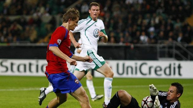 Tomáš Necid v dresu CSKA Moskva se v Lize mistrů snaží překonat brankáře Wolfsburgu Benaglia. Tomáš Necid v dresu CSKA Moskva se v Lize mistrů snaží překonat brankáře Wolfsburgu Benaglia.
