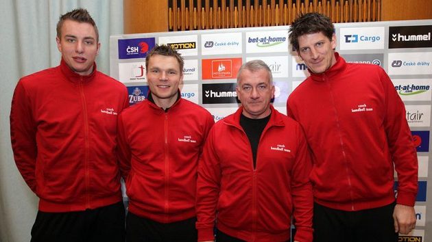 Čeští házenkáři. Zleva: Filip Jícha, Karel Nocar, trenér Martin Lipták a Daniel Kubeš. Čeští házenkáři. Zleva: Filip Jícha, Karel Nocar, trenér Martin Lipták a Daniel Kubeš.