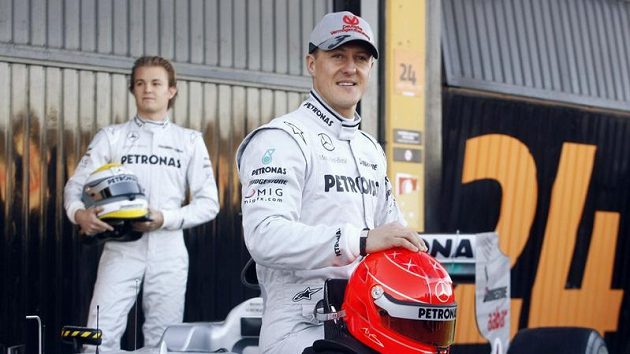 Michael Schumacher pózuje fotografům při testování vozu Mercedes. Návrat německého pilota výrazně zvýšil zájem diváků o F1. Michael Schumacher pózuje fotografům při testování vozu Mercedes. Návrat německého pilota výrazně zvýšil zájem diváků o F1.