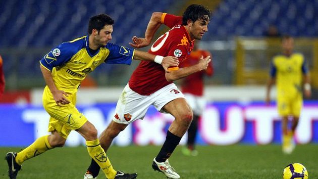 V dresu AS Řím se v sobotu poprvé představil kanonýr Luca Toni (vpravo), který je v rodné Itálii na půlročním hostování z Bayernu Mnichov. V dresu AS Řím se v sobotu poprvé představil kanonýr Luca Toni (vpravo), který je v rodné Itálii na půlročním hostování z Bayernu Mnichov.