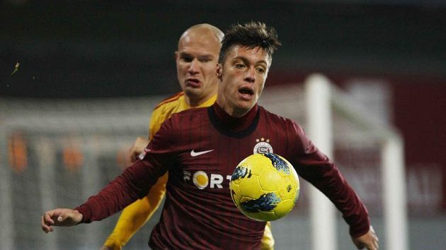 Sparťan Václav Kadlec si kryje míč před Davidem Mikulou z Dukly. Sparťan Václav Kadlec si kryje míč před Davidem Mikulou z Dukly.