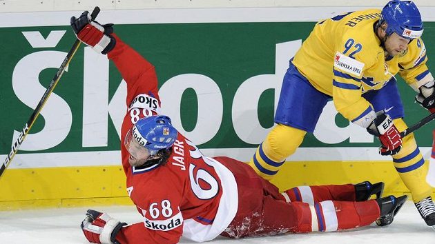 Na ledě Jaromír Jágr, nahoře Švéd Michael Nylander Na ledě Jaromír Jágr, nahoře Švéd Michael Nylander