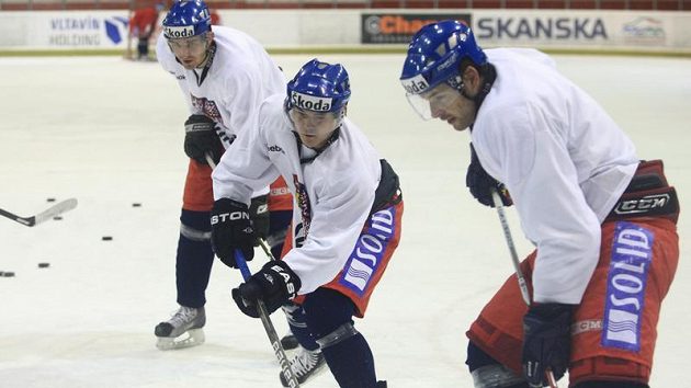Vlevo Petr Kumstát a Jiří Hudler na tréninku hokejové reprezentace Vlevo Petr Kumstát a Jiří Hudler na tréninku hokejové reprezentace