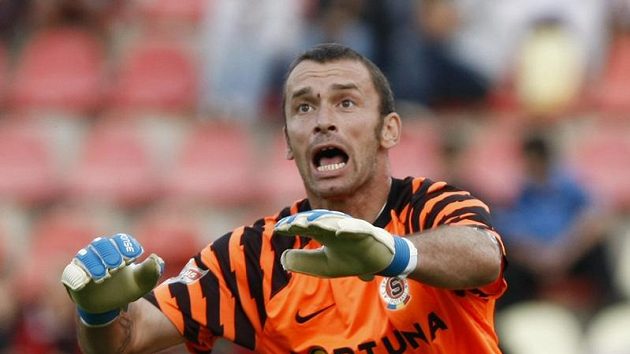 Brankář Sparty Jaromír Blažek musí na fotbal na nějaký čas zapomenout. Brankář Sparty Jaromír Blažek musí na fotbal na nějaký čas zapomenout.