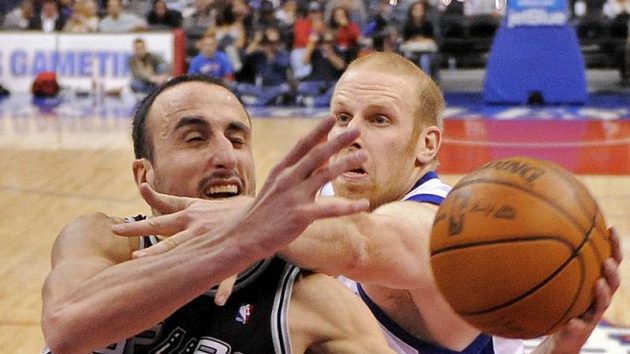 Basketbalista San Antonia Manu Ginobili (vlevo) Basketbalista San Antonia Manu Ginobili (vlevo)