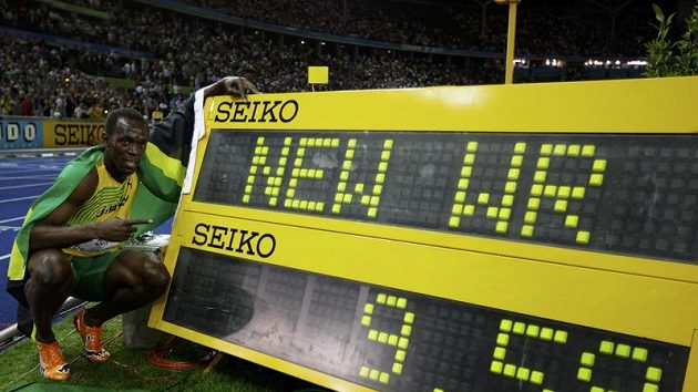 Jamajský sprinter Usain Bolt s výsledkovou tabulí, na níž je jeho nový světový rekord ve sprintu na 100 metrů Jamajský sprinter Usain Bolt s výsledkovou tabulí, na níž je jeho nový světový rekord ve sprintu na 100 metrů