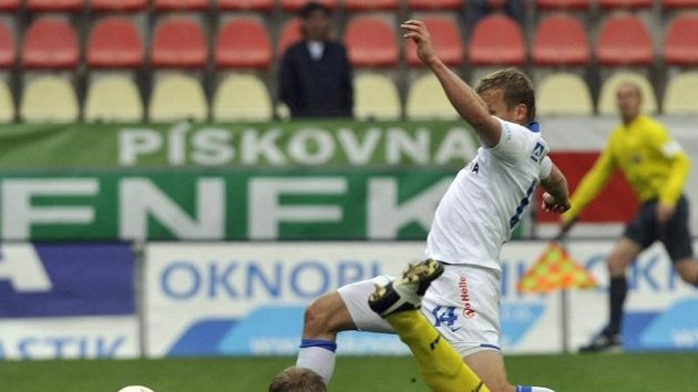 Příbramský brankář Lukáš Krbeček inkasuje vyrovnávací gól od Adama Varadi z Baníku. Příbramský brankář Lukáš Krbeček inkasuje vyrovnávací gól od Adama Varadi z Baníku.