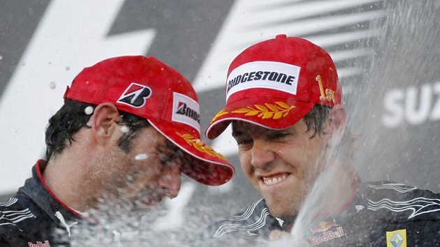Sebastian Vettel (vpravo) oslavuje s Markem Webberem double v Suzuce. Který z kohoutů sezobne mistrovský titul? Nebo se bude smát někdo třetí? Sebastian Vettel (vpravo) oslavuje s Markem Webberem double v Suzuce. Který z kohoutů sezobne mistrovský titul? Nebo se bude smát někdo třetí?