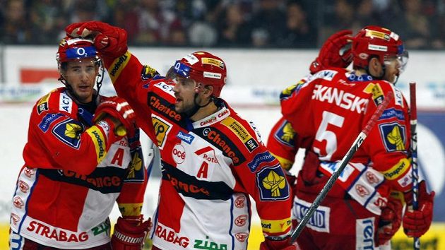 Roman Červenka (vlevo) se raduje se svým spoluhráčem Petrem Kadlecem z branky v utkání proti Spartě. Roman Červenka (vlevo) se raduje se svým spoluhráčem Petrem Kadlecem z branky v utkání proti Spartě.