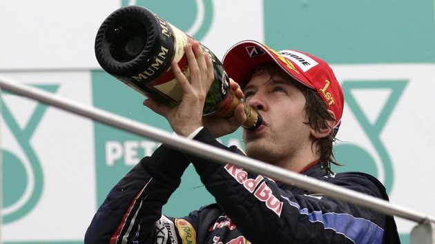 Německý pilot formule 1 Sebastian Vettel se raduje z vítězství ve Velké ceně Malajsie. Německý pilot formule 1 Sebastian Vettel se raduje z vítězství ve Velké ceně Malajsie.
