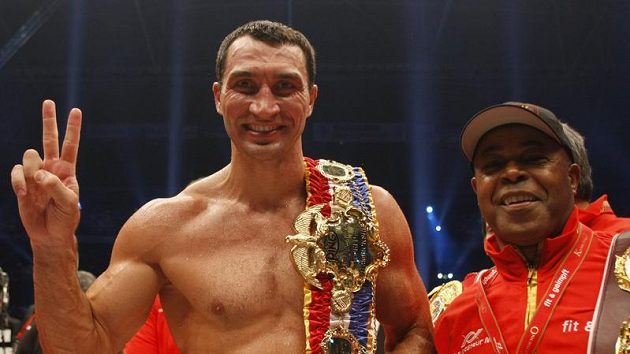 Ukrajinský boxer Vladimir Kličko (vlevo) slaví svou poslední výhru nad Uzbekem Čagajevem Ukrajinský boxer Vladimir Kličko (vlevo) slaví svou poslední výhru nad Uzbekem Čagajevem