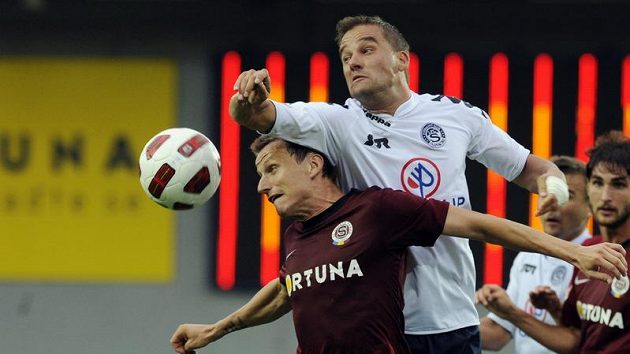 Igor Žofčák ze Sparty v souboji s Petrem Švancarou ze Slovácka. Igor Žofčák ze Sparty v souboji s Petrem Švancarou ze Slovácka.