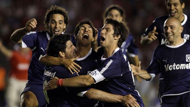 Fotbalisté Independiente se radují z vítězství. Fotbalisté Independiente se radují z vítězství.