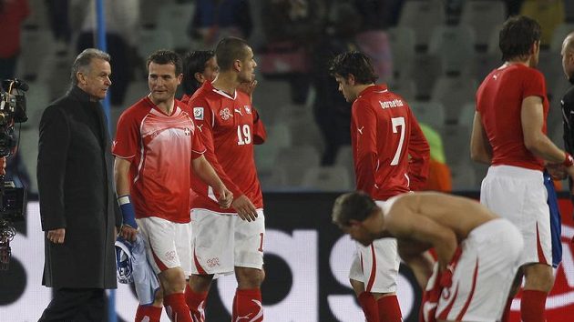 Švýcarský trenér Ottmar Hitzfeld (vlevo) se svými hráči. Švýcarský trenér Ottmar Hitzfeld (vlevo) se svými hráči.