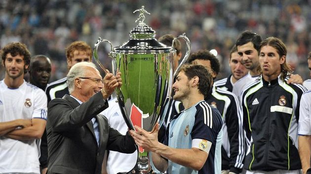 Franz Beckenbauer (vlevo) předává pohár Ikeru Casillasovi. Franz Beckenbauer (vlevo) předává pohár Ikeru Casillasovi.