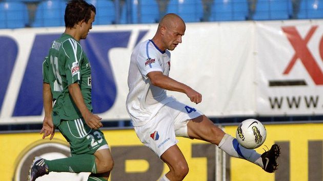 Martin Lukeš z Baníku Ostrava (vpravo) odkopává míč před Lukášem Budinský z Bohemians 1905. Martin Lukeš z Baníku Ostrava (vpravo) odkopává míč před Lukášem Budinský z Bohemians 1905.