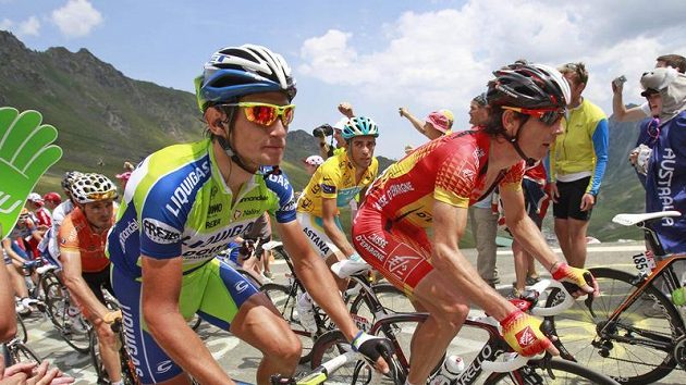 Roman Kreuziger (v zelenomodrém) na Tour de France. Roman Kreuziger (v zelenomodrém) na Tour de France.