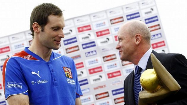 Brankář Petr Čech (vlevo) přebírá z rukou šéfa ČMFS Ivana Haška Zlatý míč České republiky za sezónu 2009/10. Brankář Petr Čech (vlevo) přebírá z rukou šéfa ČMFS Ivana Haška Zlatý míč České republiky za sezónu 2009/10.