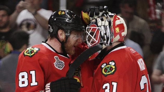Útočník Marián Hossa a brankář Antti Niemi si blahopřejí k druhé výhře nad Philadelphií ve finále Stanley Cupu. Útočník Marián Hossa a brankář Antti Niemi si blahopřejí k druhé výhře nad Philadelphií ve finále Stanley Cupu.