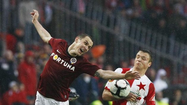 Sparťan Jiří Kladrubský (vlevo) bojuje o míč se Stanislavem Teclem ze Slavie. Sparťan Jiří Kladrubský (vlevo) bojuje o míč se Stanislavem Teclem ze Slavie.