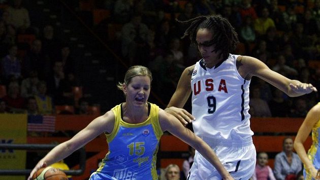 Eva Vítečková z USK v souboji s Grinerovou z USA v přípravném utkání. Eva Vítečková z USK v souboji s Grinerovou z USA v přípravném utkání.
