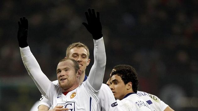 Nezadržitelný Wayne Rooney (vpředu) dal na San Siru dva góly. Nezadržitelný Wayne Rooney (vpředu) dal na San Siru dva góly.
