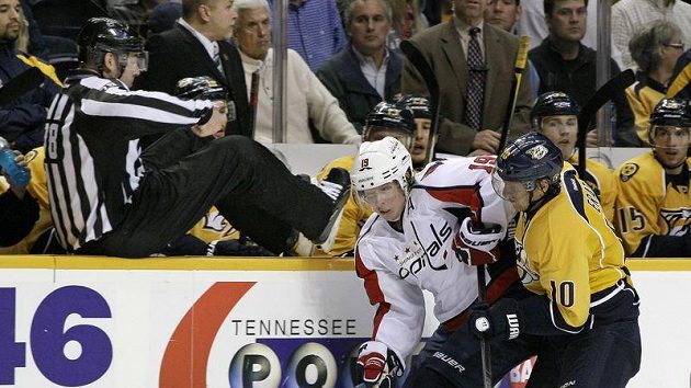 Martin Erat (vpravo) bojuje u hrazení s Nicklasem Backströmem z Washingtonu. Martin Erat (vpravo) bojuje u hrazení s Nicklasem Backströmem z Washingtonu.