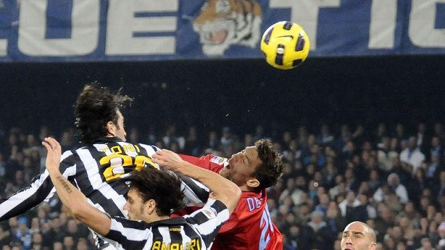 Luca Toni z Juventusu Turín posílá míč do sítě Neapole. Gól ale nebyl uznán kvůli faulu na brankáře Morgana De Sanctise. Luca Toni z Juventusu Turín posílá míč do sítě Neapole. Gól ale nebyl uznán kvůli faulu na brankáře Morgana De Sanctise.