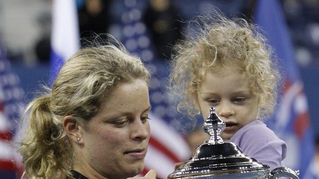 Kim Clijstersová se svou dcerou Jadou a trofejí pro vítězku US Open. Kim Clijstersová se svou dcerou Jadou a trofejí pro vítězku US Open.
