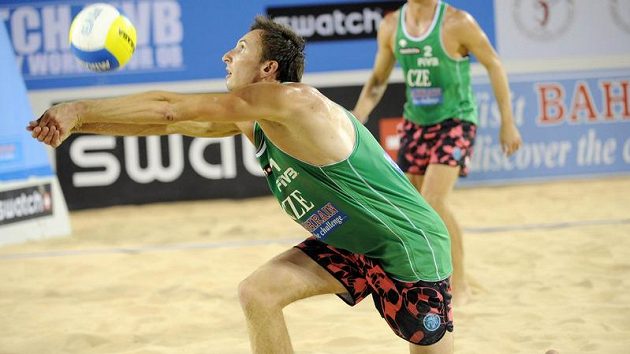 Česká pár plážových volejbalistů Pavel Rotrekl (vpředu) a Michal Bíza Česká pár plážových volejbalistů Pavel Rotrekl (vpředu) a Michal Bíza