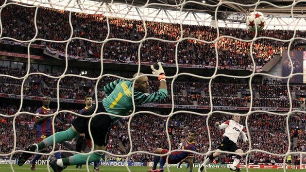 Wayne Rooney vyrovnává na 1:1. Wayne Rooney vyrovnává na 1:1.