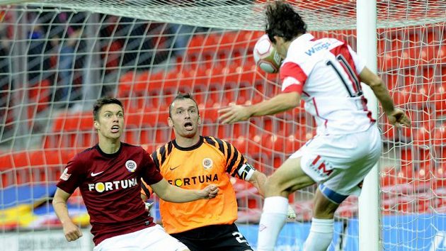 Zleva Václav Kadlec a brankář Jaromír Blažek ze Sparty a Karol Kisel ze Slavie. Zleva Václav Kadlec a brankář Jaromír Blažek ze Sparty a Karol Kisel ze Slavie.