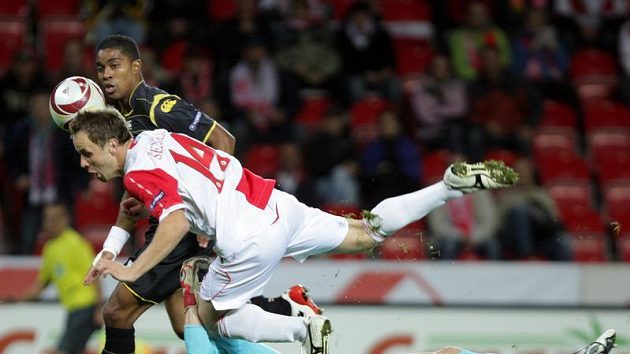Zdeněk Šenkeřík je faulován gólmanem Ludovicem Butellem z Lille. Zdeněk Šenkeřík je faulován gólmanem Ludovicem Butellem z Lille.